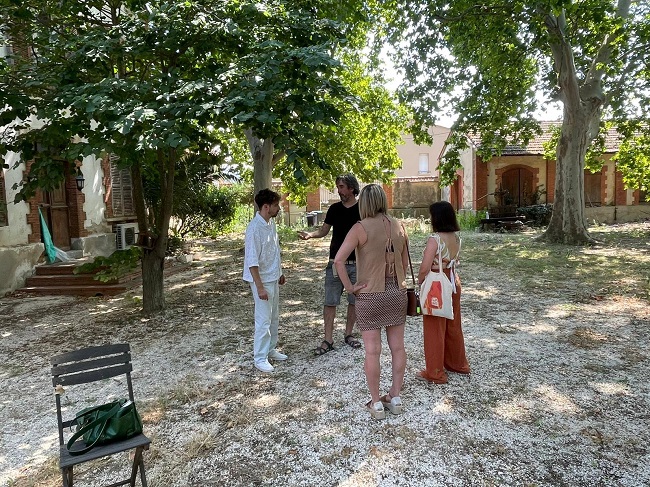 El músic Julien Leone i Ramon Faura, president dels Angelets de la Terra, presenten el projecte del centre cultural català de Ribesaltes
