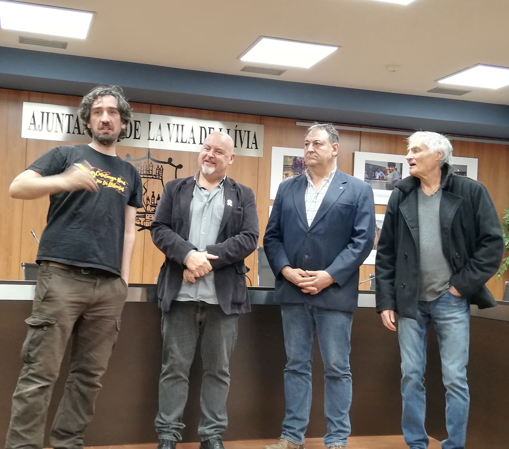 Exposition Visca per la Llibertat à Llívia, en présence du maire