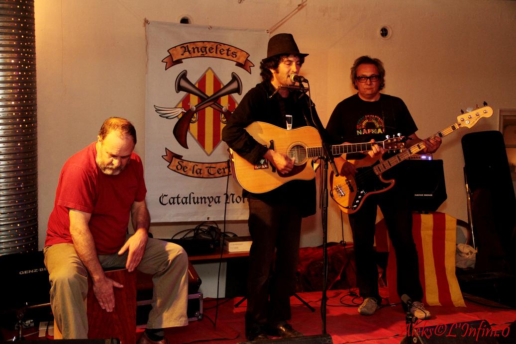 Reportatge Viure al País - France 3: concert Col.lectiu Angelets de la Terra a l'Anthropo (octubre 2011)