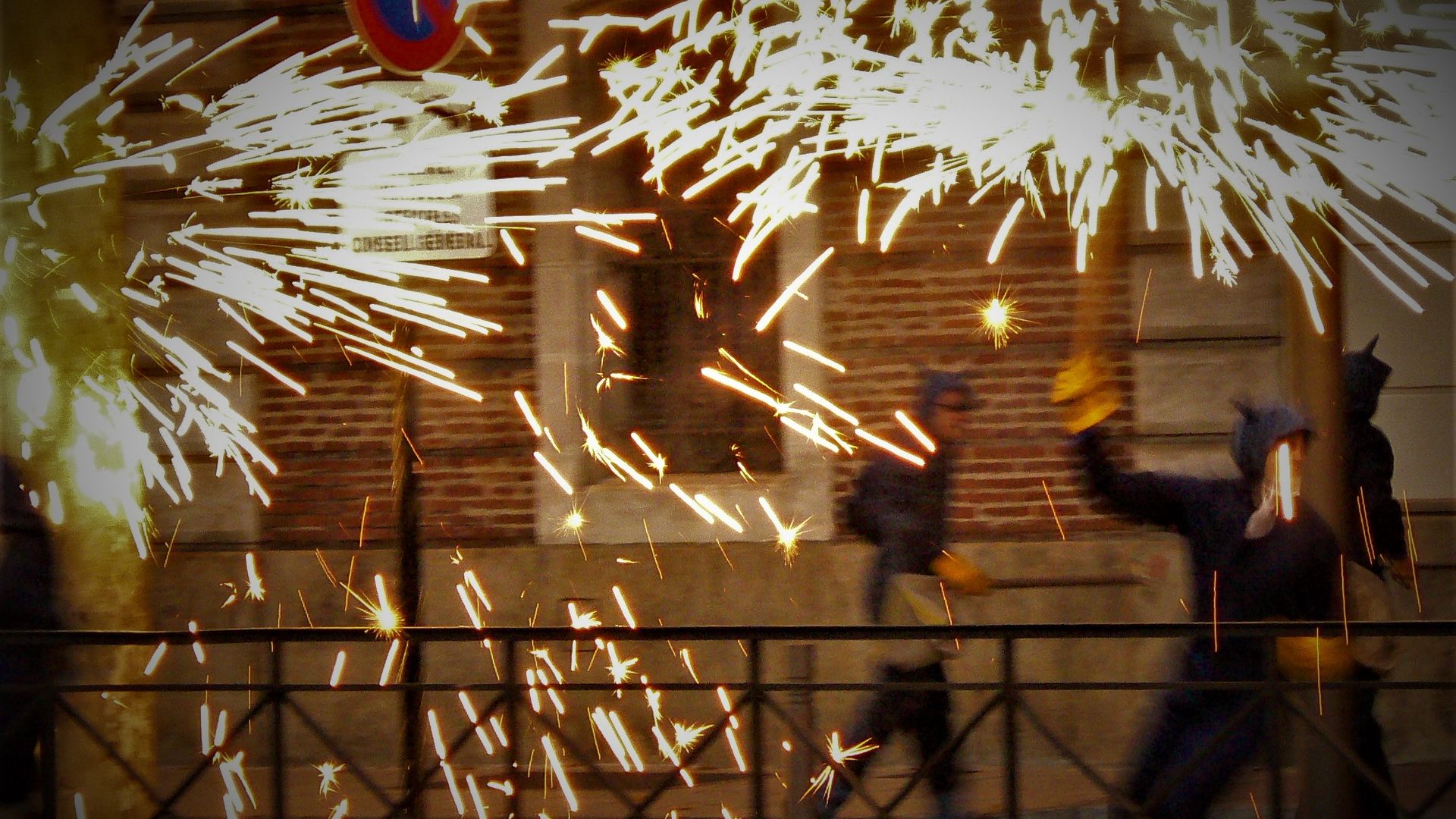 Festa de Sant Joan 2008 a Perpinyà: colla de dibles i bruixes dels Angelets de la Terra "Els cremats de la Tet"