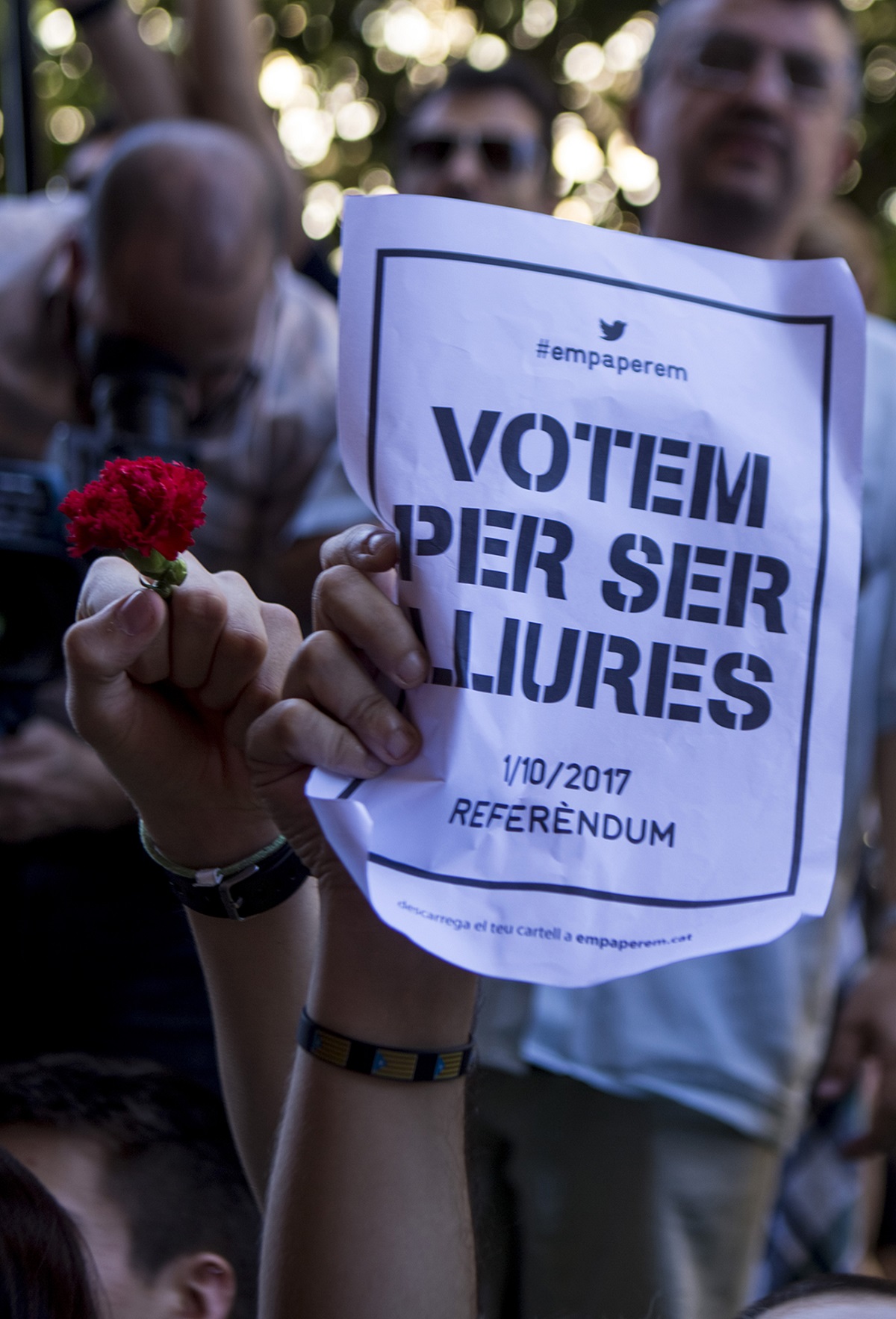 60/ Barcelona 20-09-2017 (foto Dolors Gibert) “Votem per ser lliures”. Intervenció de l'Estat espanyol a institucions i entitats catalanes amb registres, detencions, tancaments de llocs web, etc. Aquest fet va suposar una mobilització espontània popular contra aquestes mesures.