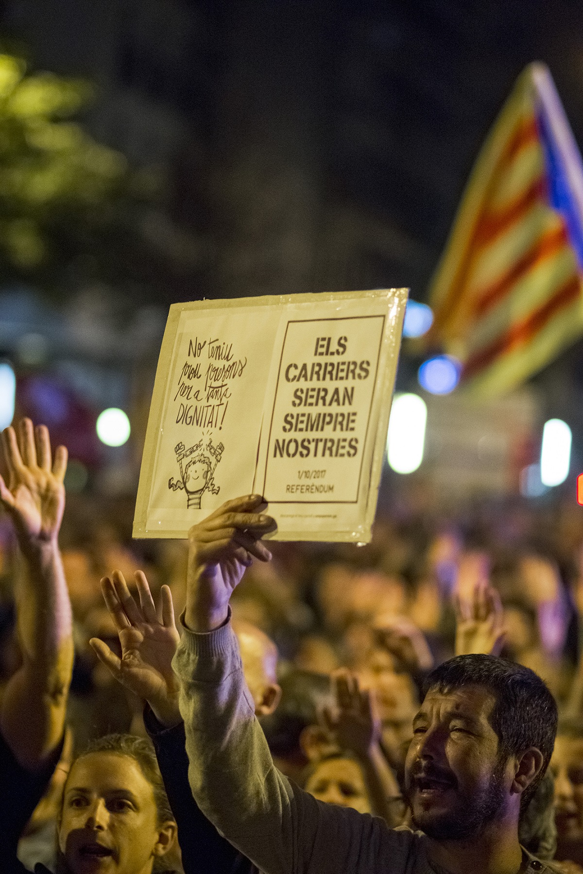 130/ Girona 17-10-2017 (foto Dolors Gibert) Manifestació multitudinària a Girona per exigir la llibertat dels detinguts: Jordi Cuixart, president de l'entitat cultural ÒMNIUN i Jordi Sánchez, president de l'Associació Nacional Catalana (ANC).