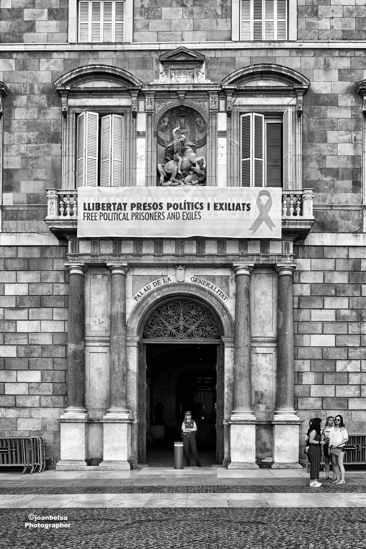 206/ Barcelona 09-06-2018. Aquesta pancarta és la que li van regalar els funcionaris de la Generalitat a Quin Torra el dia que va prendre posició del càrrec com a president.