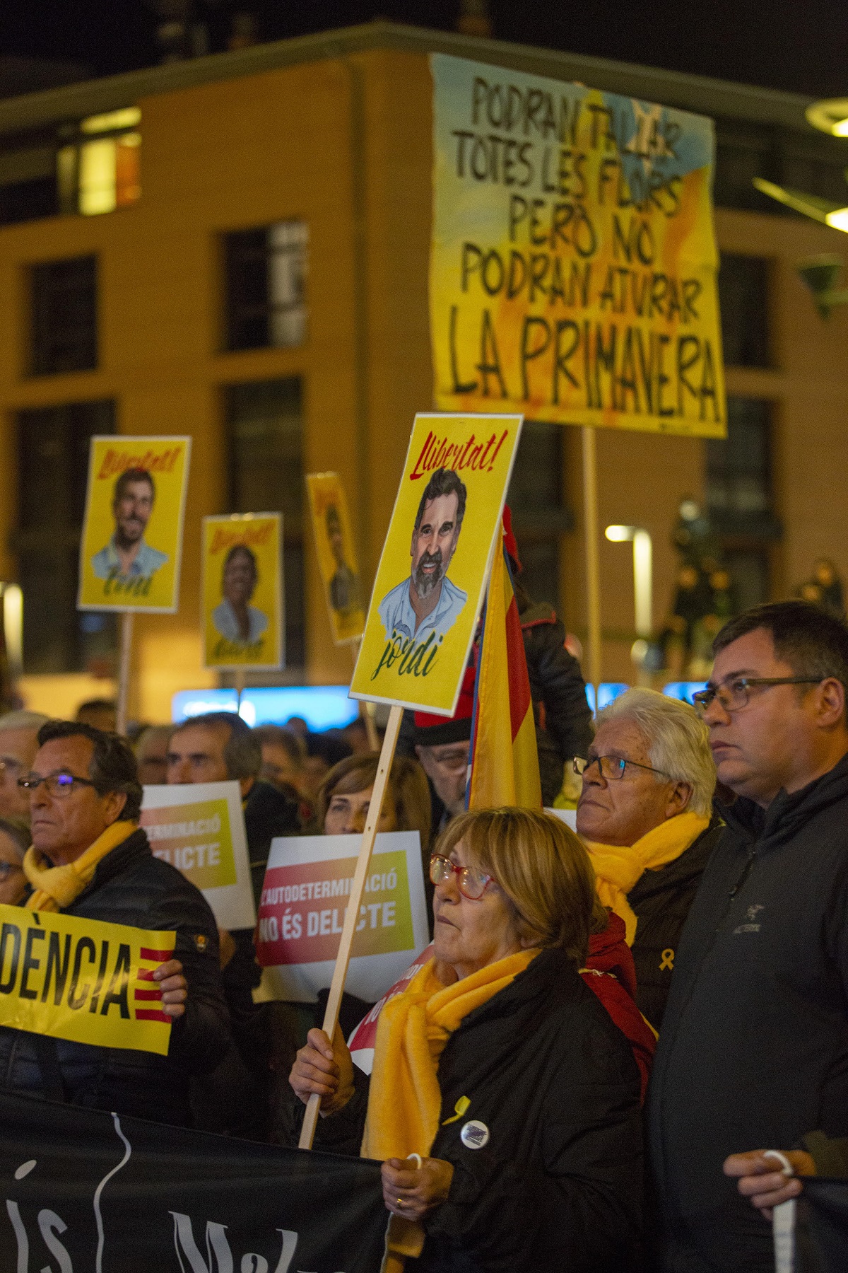 231/ Girona 12-02-2019. Primer dia del judici de l'1-O a Madrid. Unes 3.000 persones (segons la Policia Local) s’han aplegat a la nova plaça 1 d’Octubre de Girona per denunciar el judici contra l’independentisme. S’han celebrat concentracions en altres localitats.
