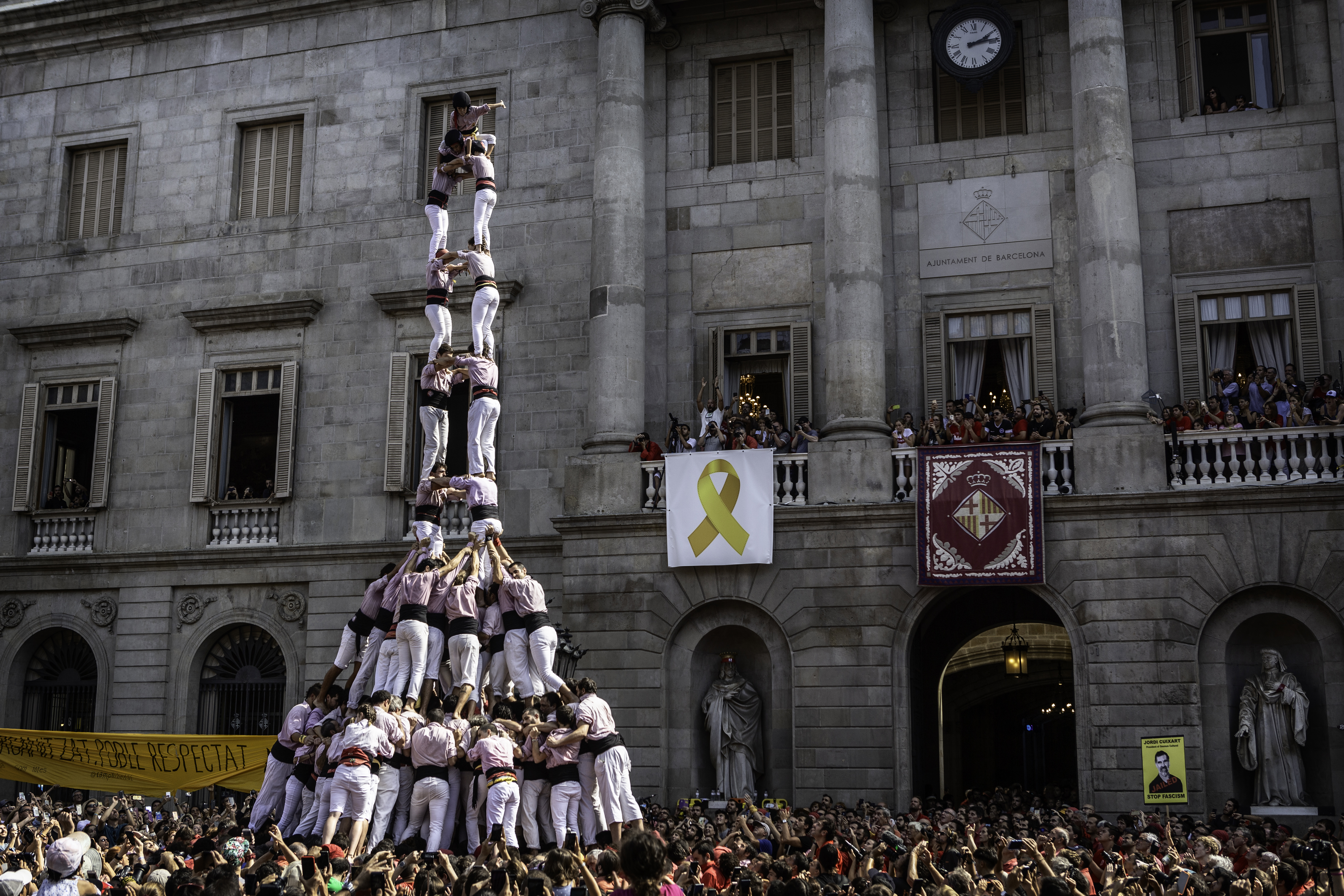 220/ Barcelona 23-09-2018. Diada de la Mercè a la plaça de Sant Jaume. Els Castellers de Barcelona hi van convidar els Minyons de Terrassa i la Colla Joves Xiquets de Valls.