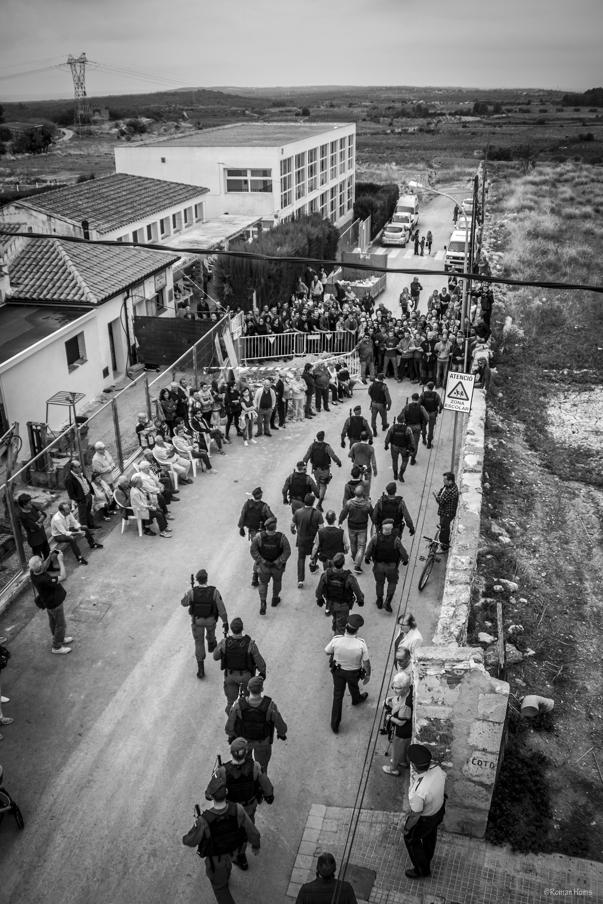93/ Vilabella 01-10-2017. Referèndum. Alt Camp (Tarragona). Municipi d’uns 800 hab. De caire totalment agrícola (vinya) i ramader (porcí) amb gran percentatge de gent gran. Després d’una jornada lúdica s’hi presenten una vintena d’agents de la Guàrdia Civil altament armats per endur-se les urnes i evitar així la votació.