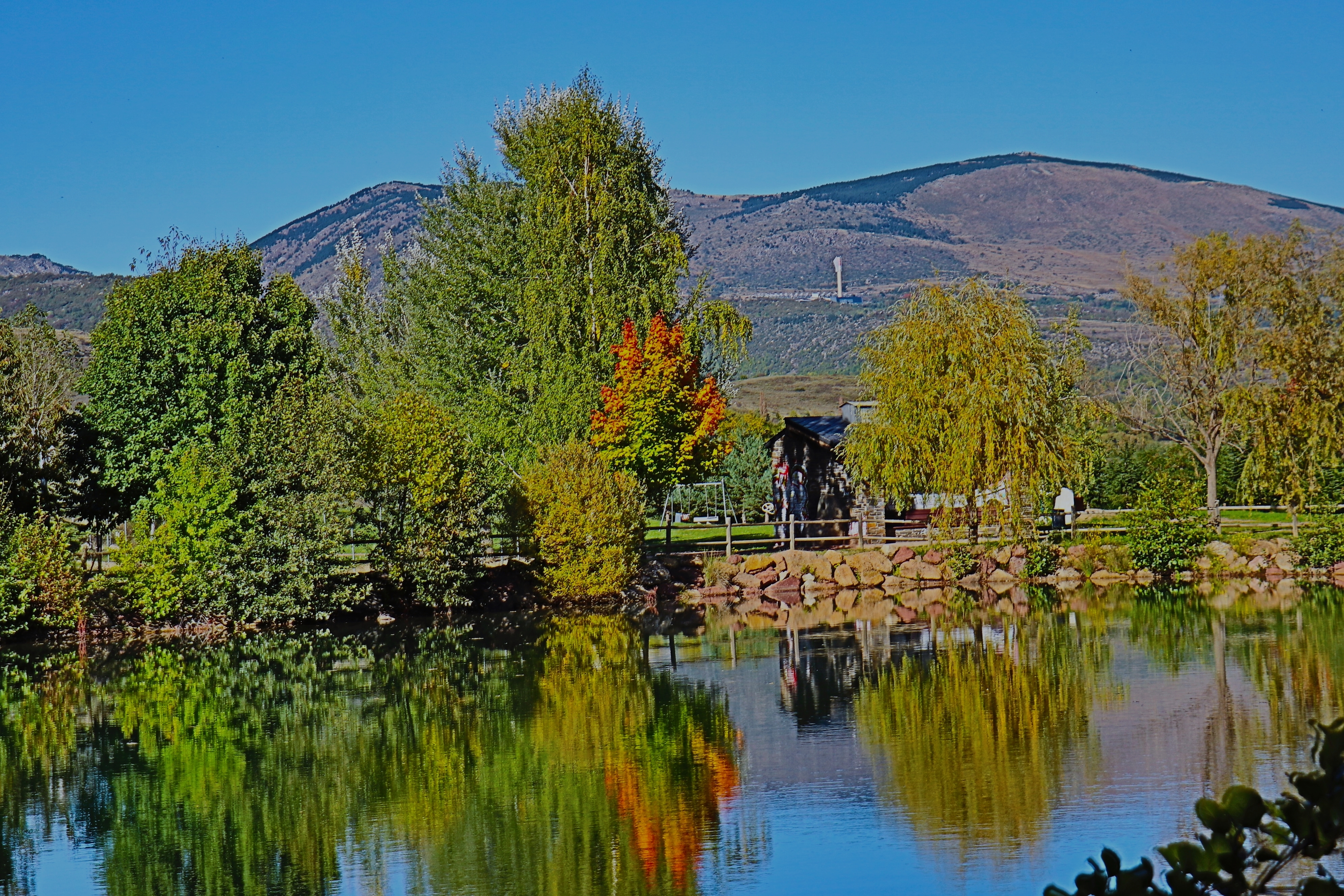 El petit estany de Rigolisa entre Puigcerdà i Ur.