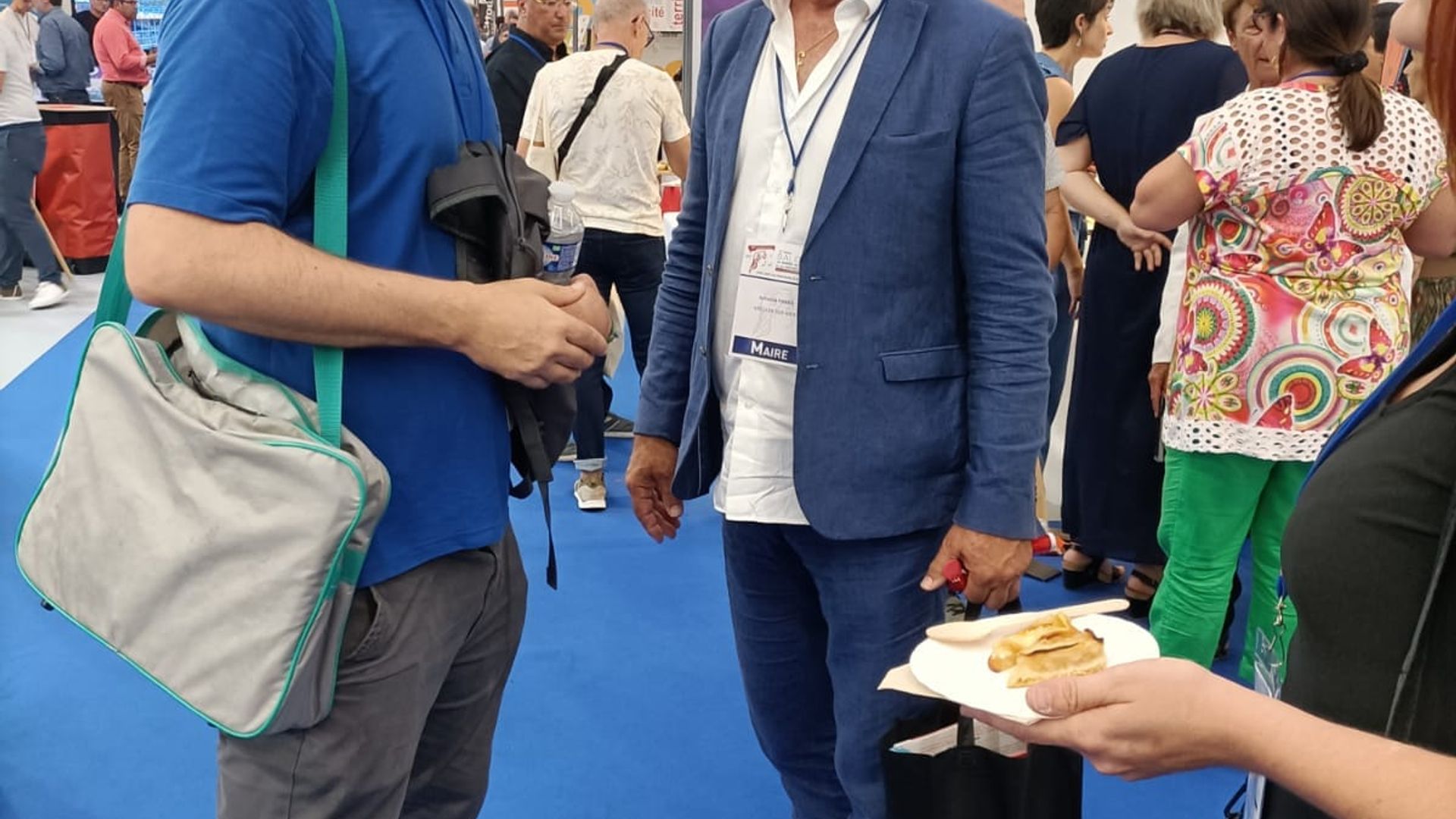 Fira d'alcaldes i tinents d'alcalde 2022 i Sant Joan : entrega del segon Llibre Blanc de Catalunya Nord a Antoine Parra (alcalde)