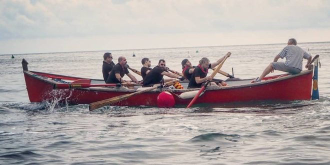 Activitat al mar pels Catalans Dragons amb el llagut de rems de Cotlliure