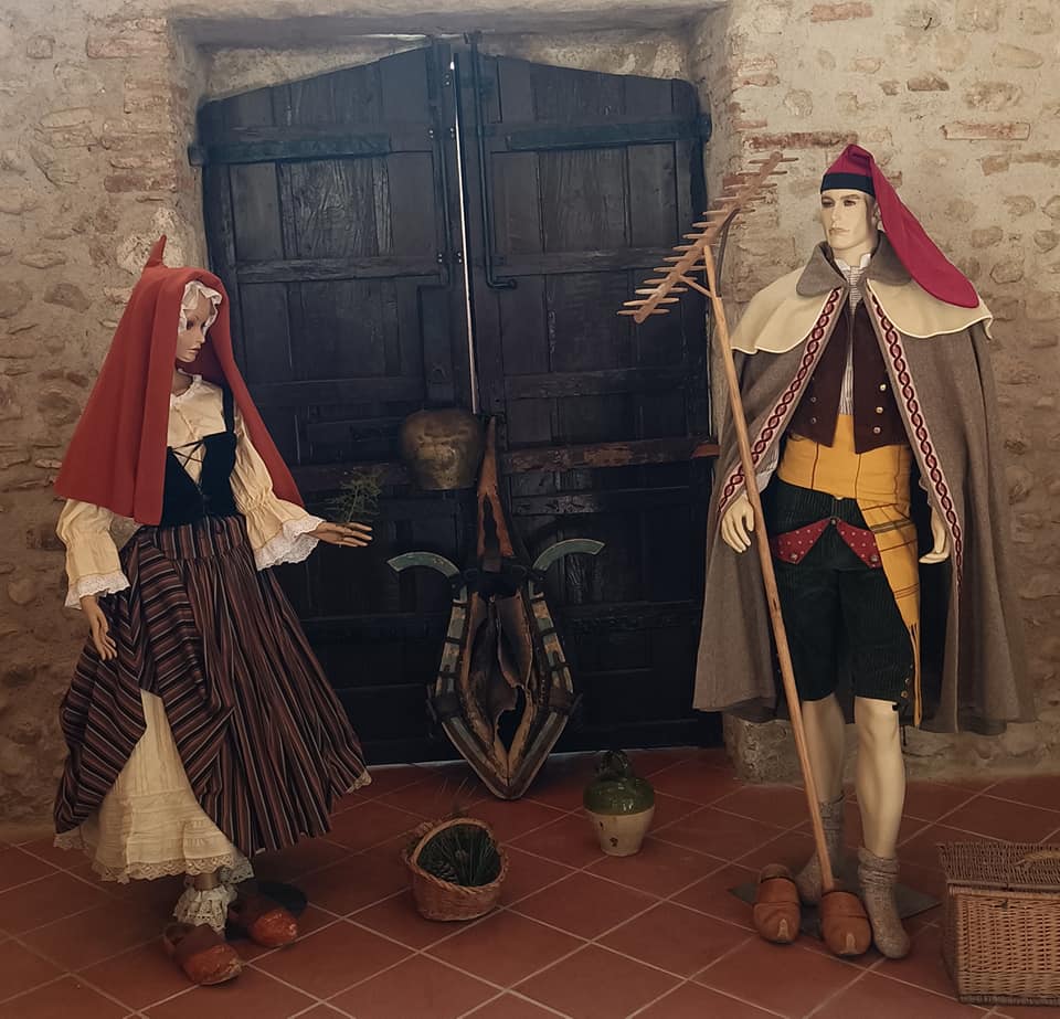 Exposició de vestits catalans tradicionals a Pesillà de la Ribera