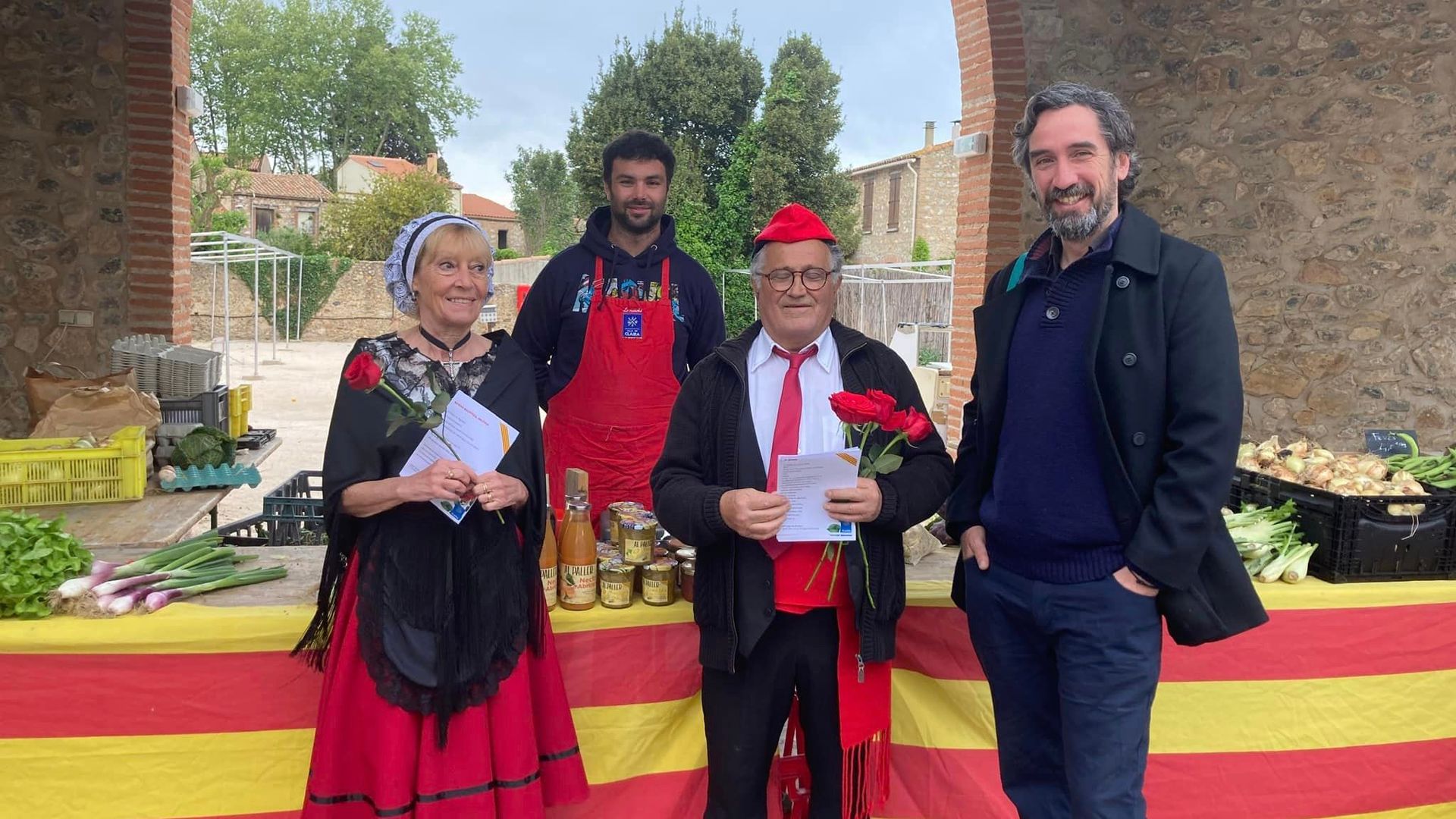 Angelets de la Terra al mercat de Clairà per la Sant Jordi