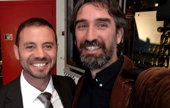 Angelets de la Terra amb l'alcalde i l'assistent cultural de Portvendres per Sant Jordi