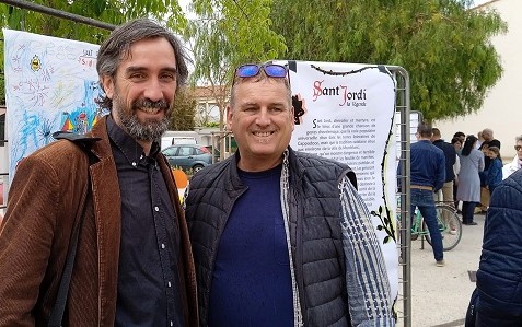 Angelets de la Terra amb el delegat de cultura catalana d'Argelers a la Sant Jordi