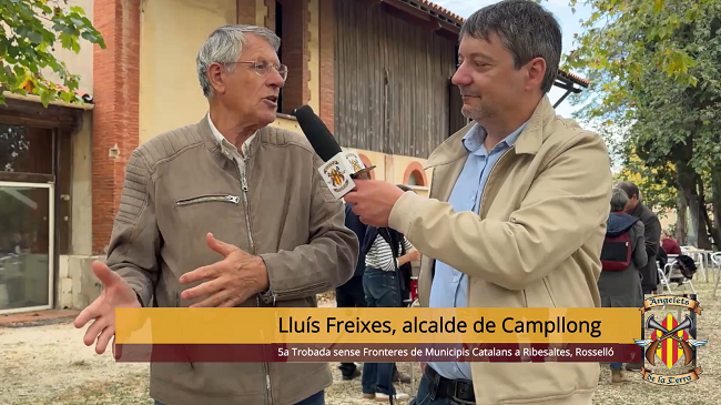 Lluís Freixes, alcalde de Campllong, durant la 5a Trobada sense fronteres: "Hem aprovat la moció dels Angelets de la Terra per potenciar el català"