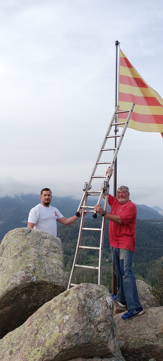 La senyera oneja al Roc de la Creu sobre Costoja