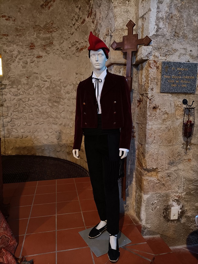Exposició de vestits catalans tradicionals a Pesillà de la Ribera