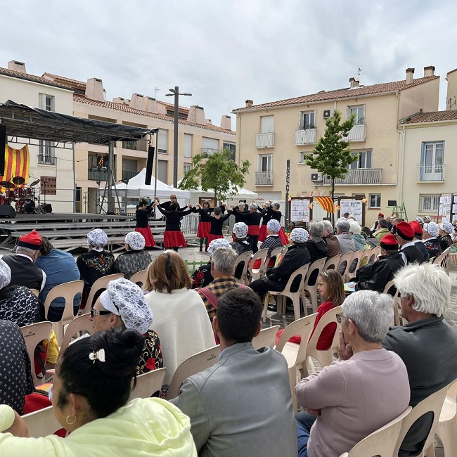 Angelets de la Terra amb el delegat de cultura catalana d'Argelers a la Sant Jordi