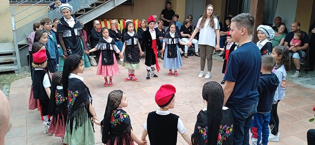 Sant Jordi : Angelets de la Terra amb la tinenta de cultura de Tuïr