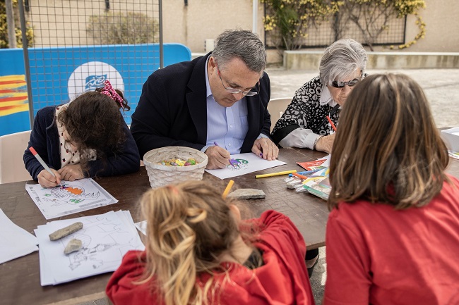Angelets de la Terra amb l'alcalde de Sant Cebrià per la Sant Jordi
