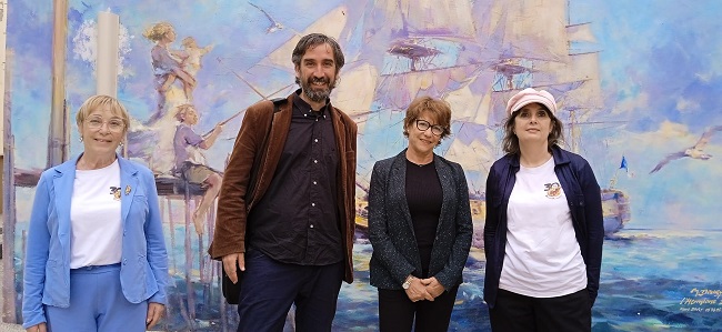 Angelets de la Terra amb l'alcalde i l'assistent cultural de Portvendres per Sant Jordi