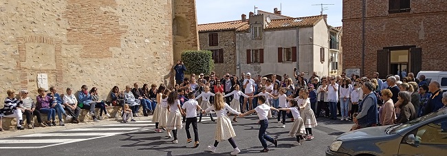 Sant Jordi : Angelets de la Terra amb la tinenta delegada a la cultura catalana